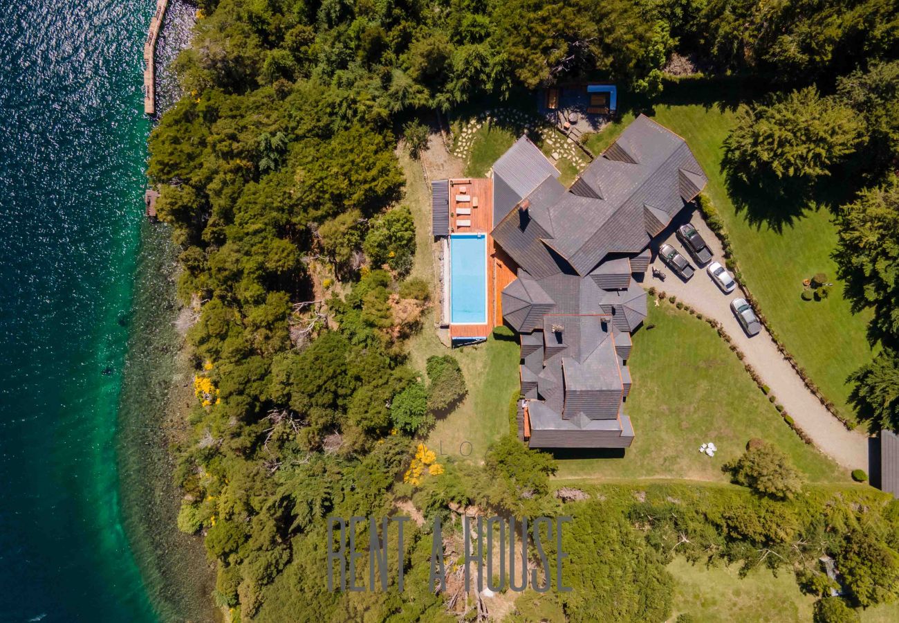 Casa a San Carlos de Bariloche - Espectacular casa de 890 mts con dos piscinas climatizadas y costa de lago.