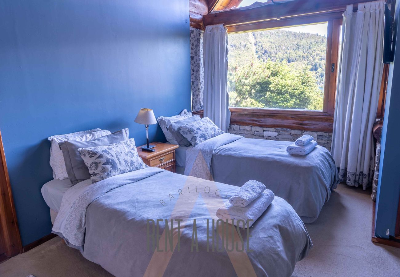 Casa a San Carlos de Bariloche - Espectacular casa de 890 mts con dos piscinas climatizadas y costa de lago.