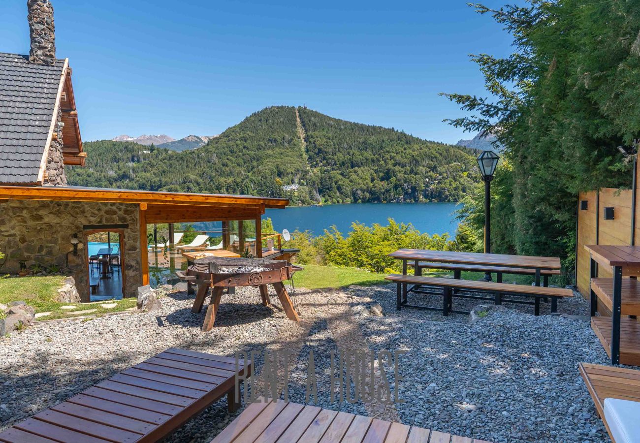 Casa a San Carlos de Bariloche - Espectacular casa de 890 mts con dos piscinas climatizadas y costa de lago.