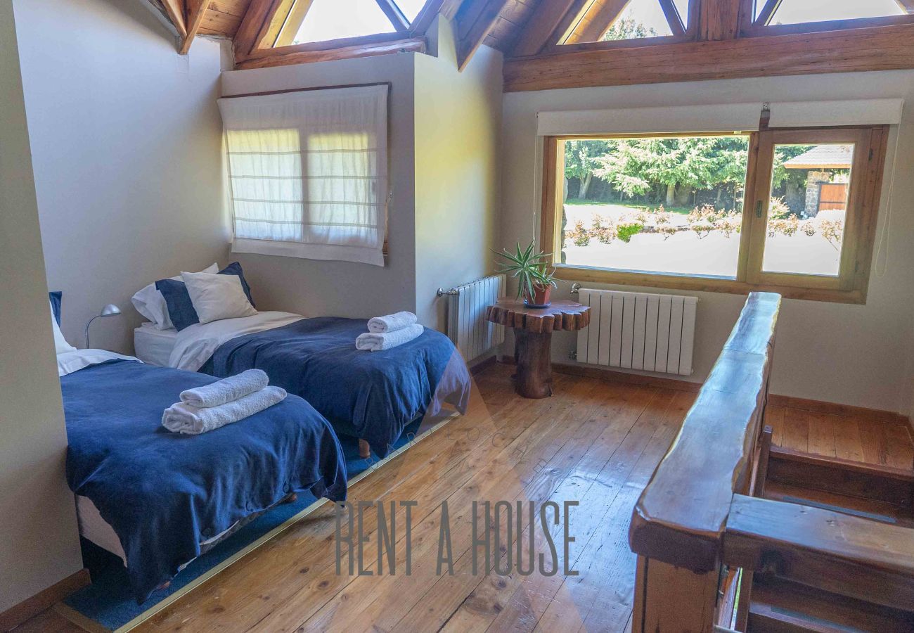 Casa a San Carlos de Bariloche - Espectacular casa de 890 mts con dos piscinas climatizadas y costa de lago.