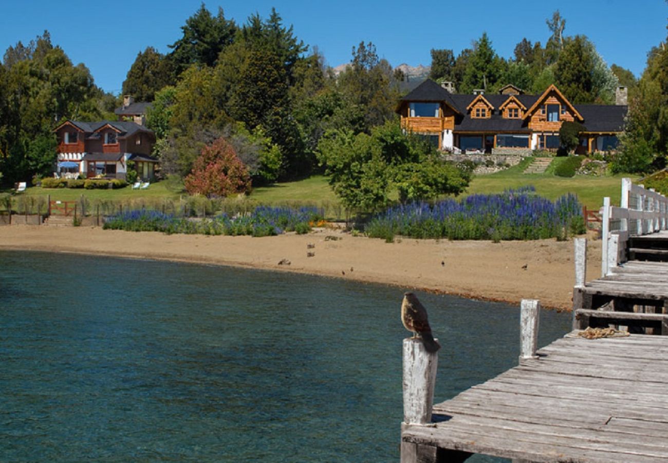 Baita a San Carlos de Bariloche - HUAPI19C Cálida cabaña con amplio jardín frente al Lago Nahuel Huapi Dentro de un complejo de 4 cabañas.