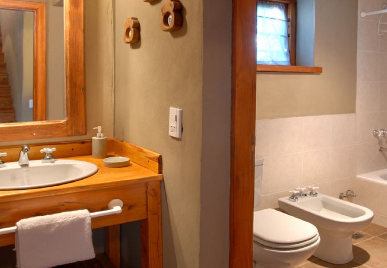 Baita a San Carlos de Bariloche - HUAPI19C Cálida cabaña con amplio jardín frente al Lago Nahuel Huapi Dentro de un complejo de 4 cabañas.