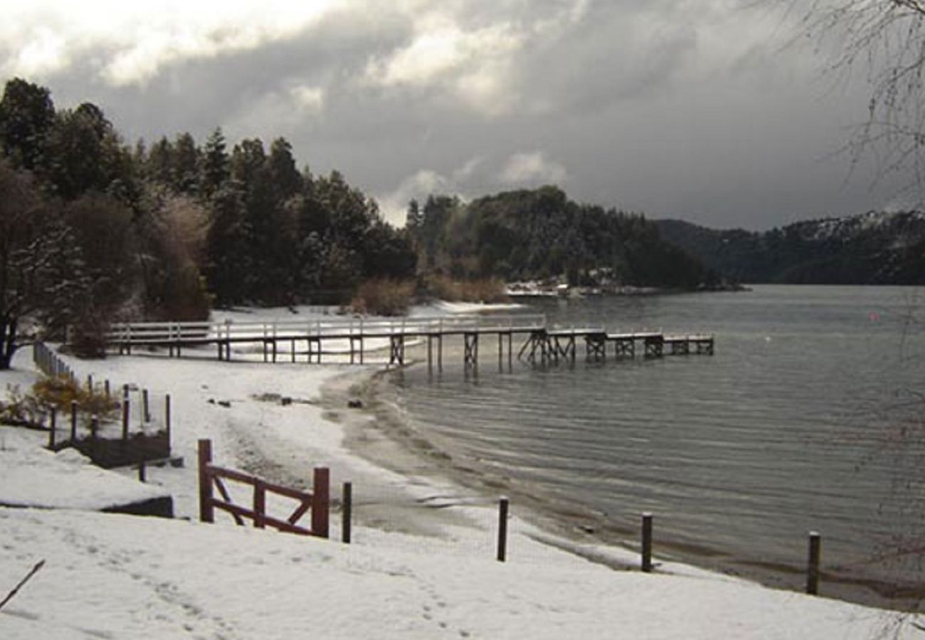 Baita a San Carlos de Bariloche - HUAPI19C Cálida cabaña con amplio jardín frente al Lago Nahuel Huapi Dentro de un complejo de 4 cabañas.