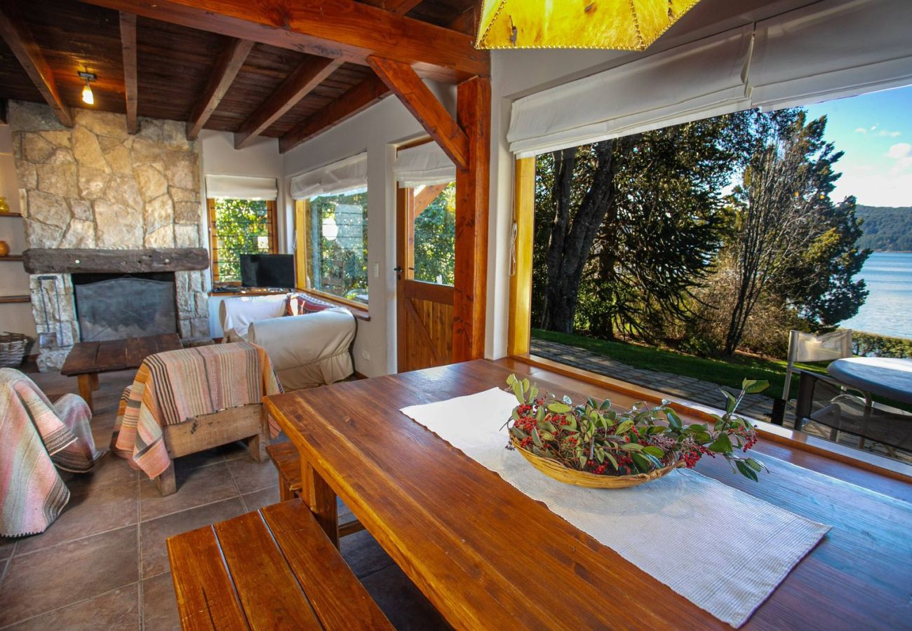 Baita a San Carlos de Bariloche - HUAPI19C Cálida cabaña con amplio jardín frente al Lago Nahuel Huapi Dentro de un complejo de 4 cabañas.