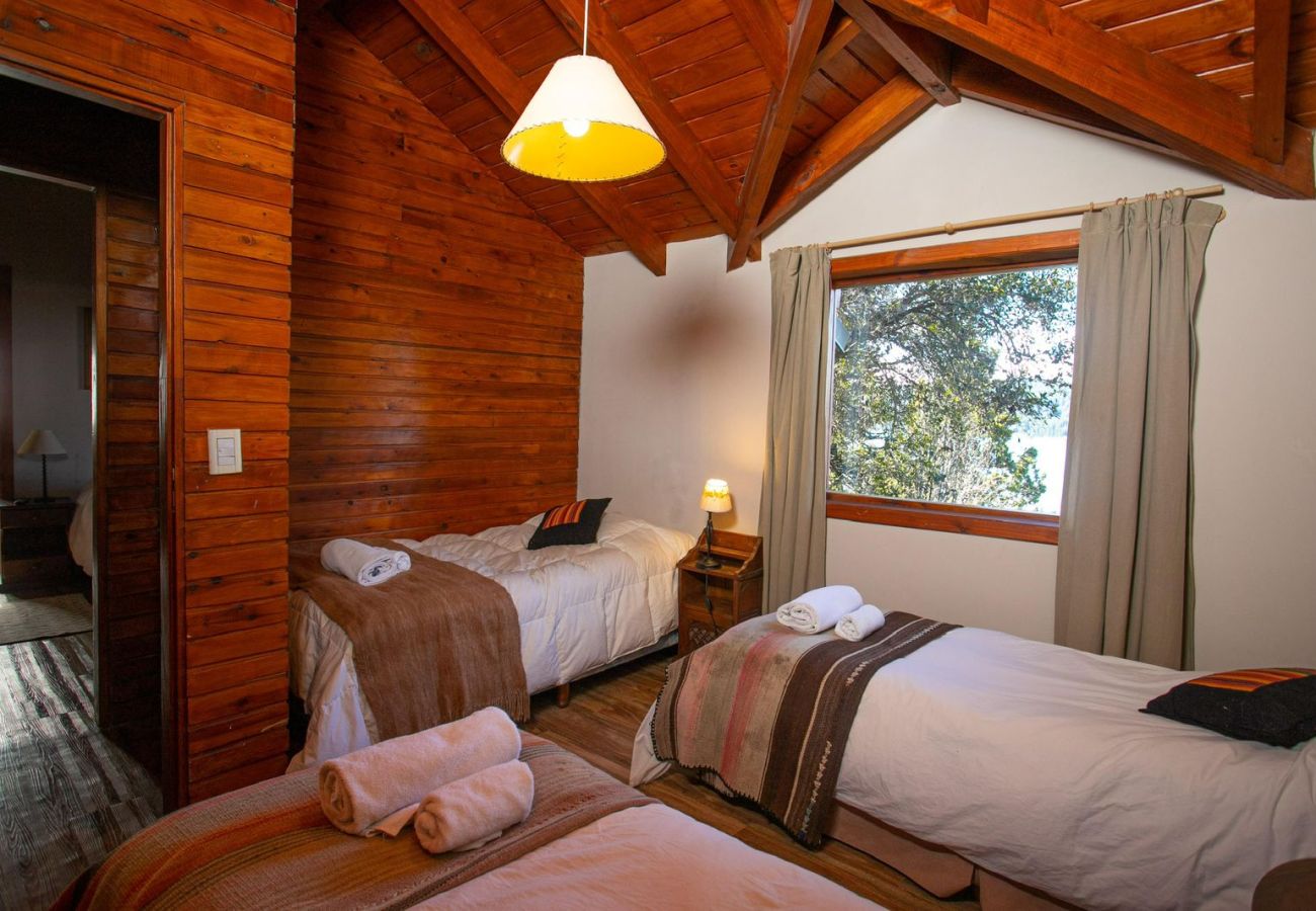 Baita a San Carlos de Bariloche - HUAPI19C Cálida cabaña con amplio jardín frente al Lago Nahuel Huapi Dentro de un complejo de 4 cabañas.