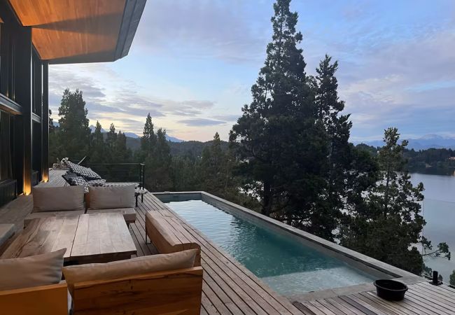 Casa a San Carlos de Bariloche - CASA CHIC EN BARILOCHE, CON COSTA Y PILETA - 