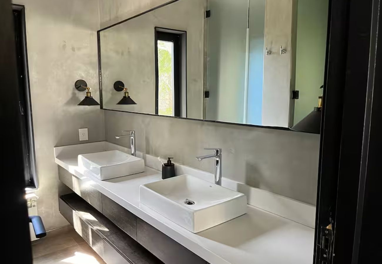 Casa a San Carlos de Bariloche - CASA CHIC EN BARILOCHE, CON COSTA Y PILETA - 