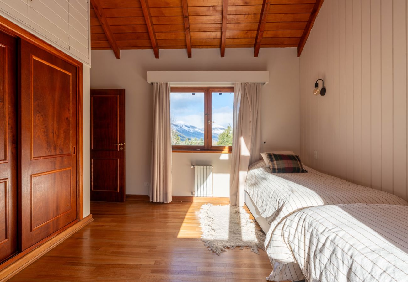 Casa a San Carlos de Bariloche - ARE26 CÓMODA CASA CON VISTA AL LAGO Y MUY CERCA DEL STARTER DEL GOLF