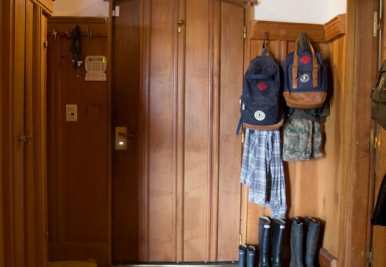 Casa a San Carlos de Bariloche - VIEW06 Excelente casa con vistas al lago Nahuel Huapi y un amplio parque arbolado