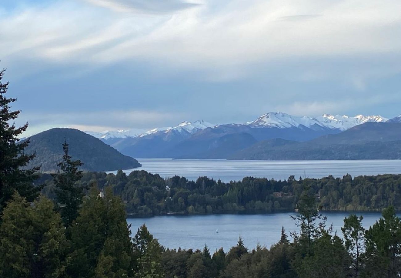 Casa a San Carlos de Bariloche - VIEW06 Excelente casa con vistas al lago Nahuel Huapi y un amplio parque arbolado