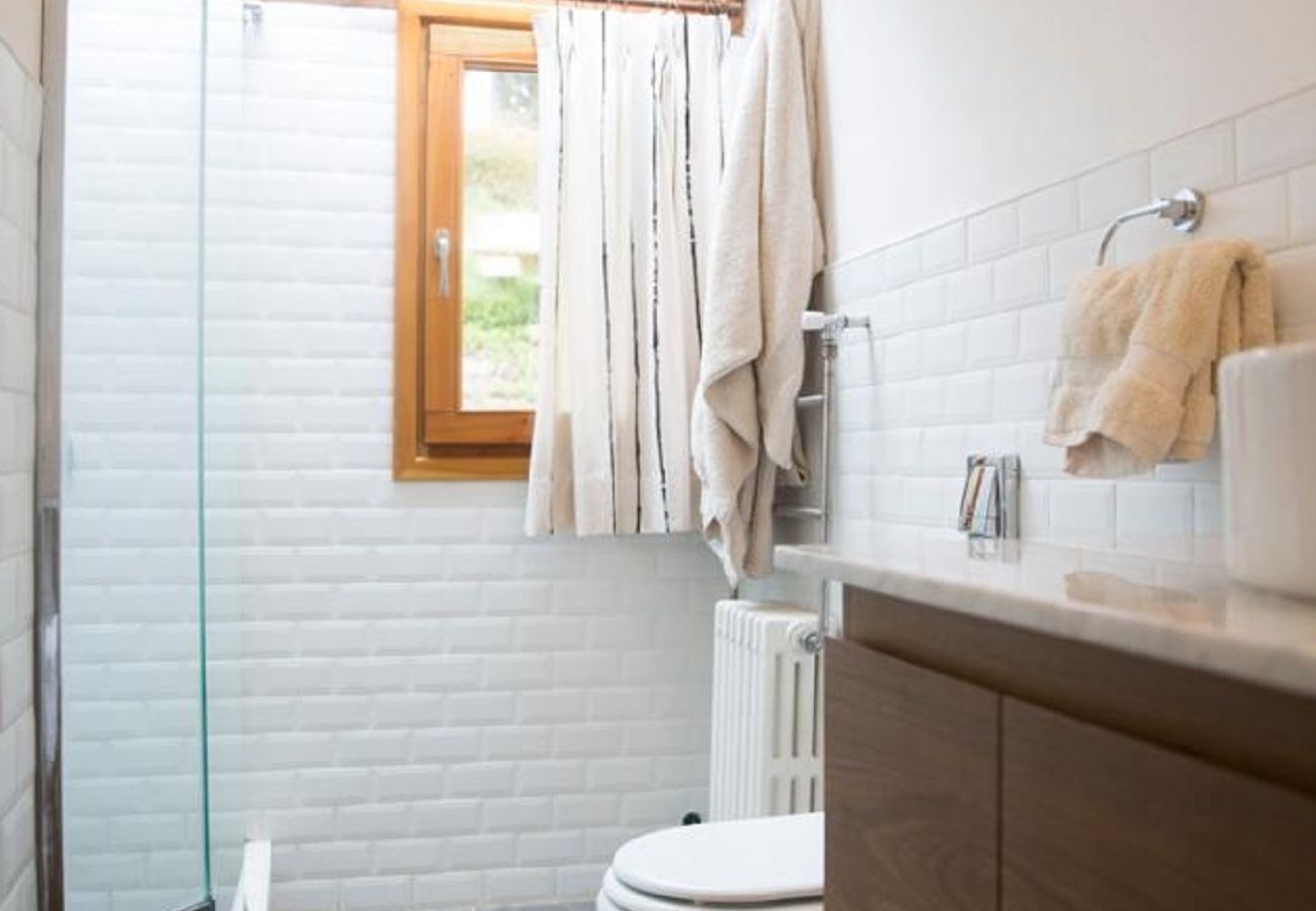 Casa a San Carlos de Bariloche - VIEW06 Excelente casa con vistas al lago Nahuel Huapi y un amplio parque arbolado