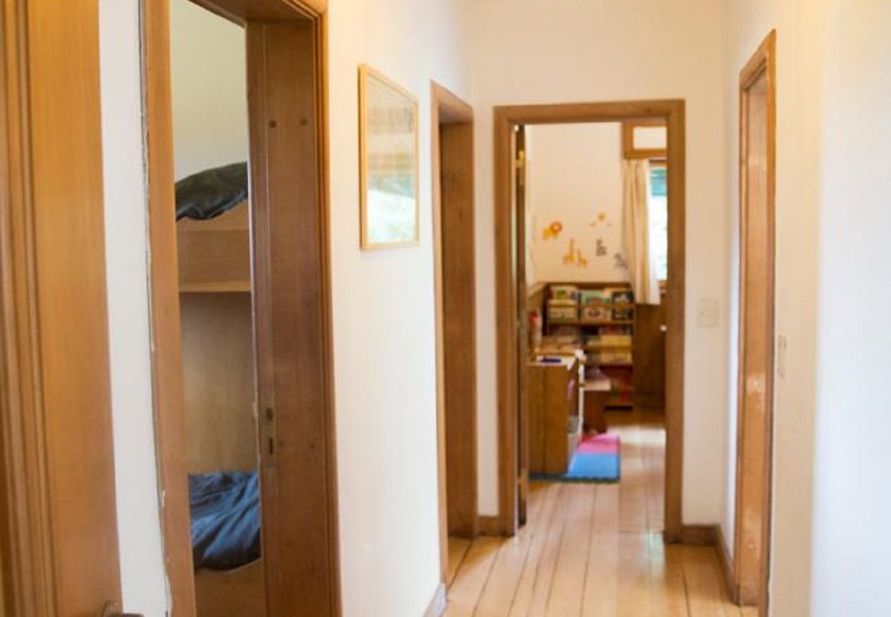 Casa a San Carlos de Bariloche - VIEW06 Excelente casa con vistas al lago Nahuel Huapi y un amplio parque arbolado