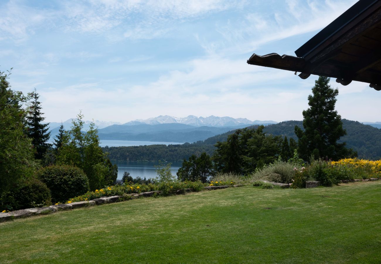 Casa a San Carlos de Bariloche - VIEW06 Excelente casa con vistas al lago Nahuel Huapi y un amplio parque arbolado