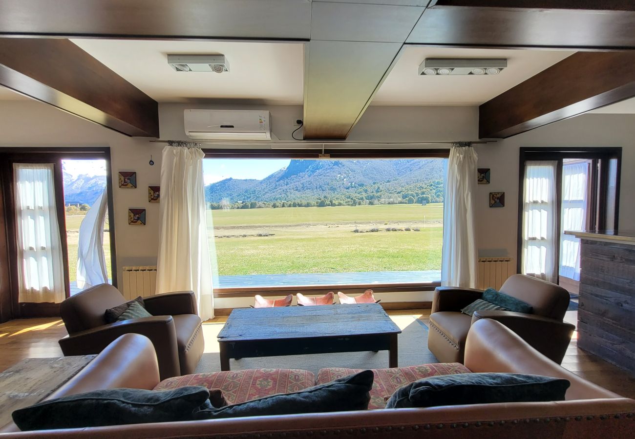 Appartamento a San Carlos de Bariloche - ARE10 - CÁLIDO Y CÓMODO DEPARTAMENTO CON VISTA A LA MONTAÑA Y SALIDA DIRECTA AL CAMPO DE POLO