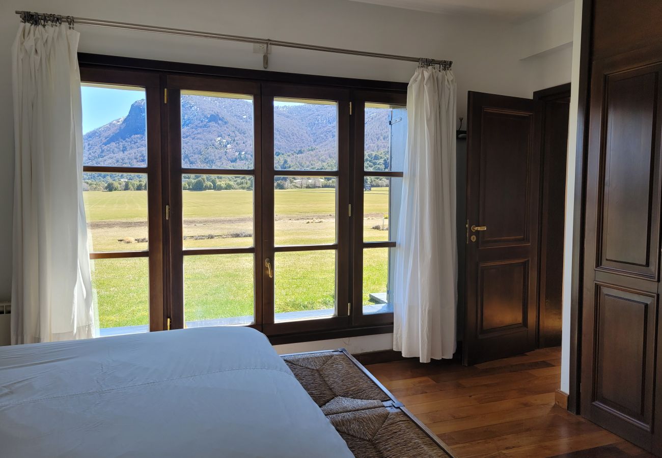 Appartamento a San Carlos de Bariloche - ARE10 - CÁLIDO Y CÓMODO DEPARTAMENTO CON VISTA A LA MONTAÑA Y SALIDA DIRECTA AL CAMPO DE POLO