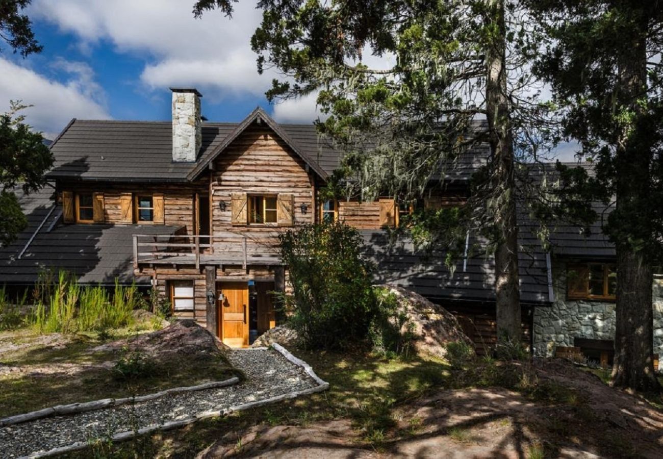 Casa a San Carlos de Bariloche - ARE06 SOFISTICADA CASA CON ESPECTACULAR VISTA EN ARELAUQUEN 