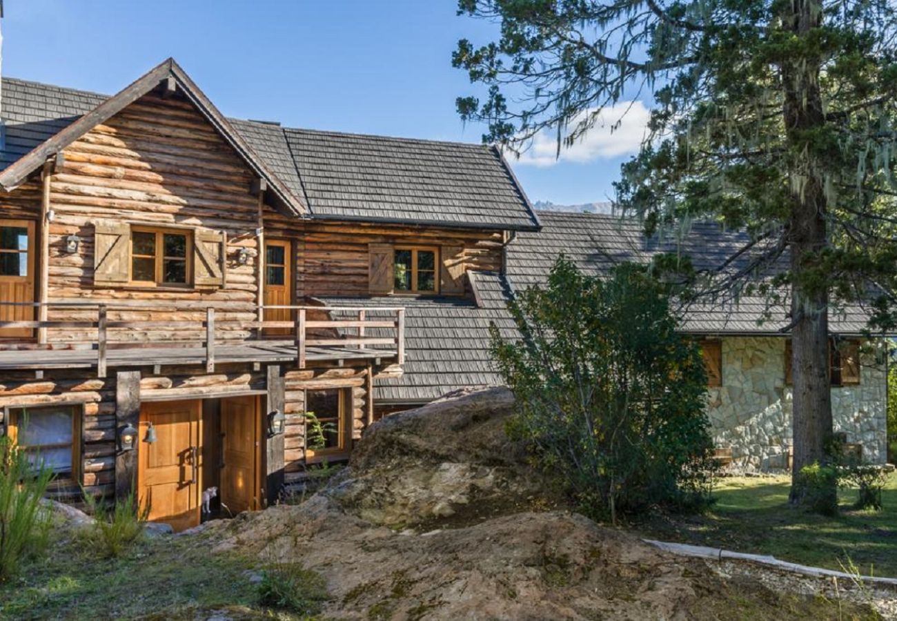 Casa a San Carlos de Bariloche - ARE06 SOFISTICADA CASA CON ESPECTACULAR VISTA EN ARELAUQUEN 