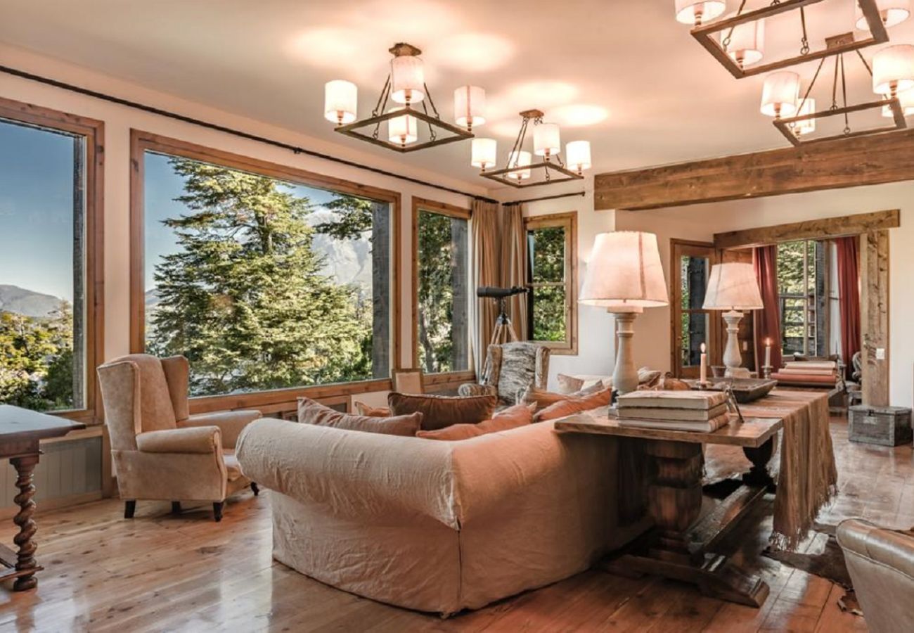 Casa a San Carlos de Bariloche - ARE06 SOFISTICADA CASA CON ESPECTACULAR VISTA EN ARELAUQUEN 