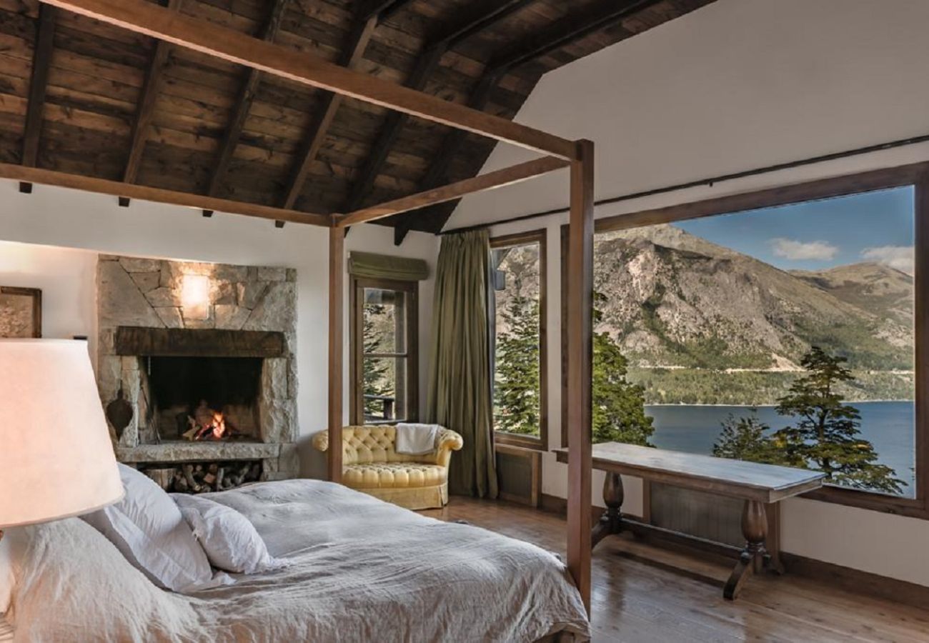 Casa a San Carlos de Bariloche - ARE06 SOFISTICADA CASA CON ESPECTACULAR VISTA EN ARELAUQUEN 
