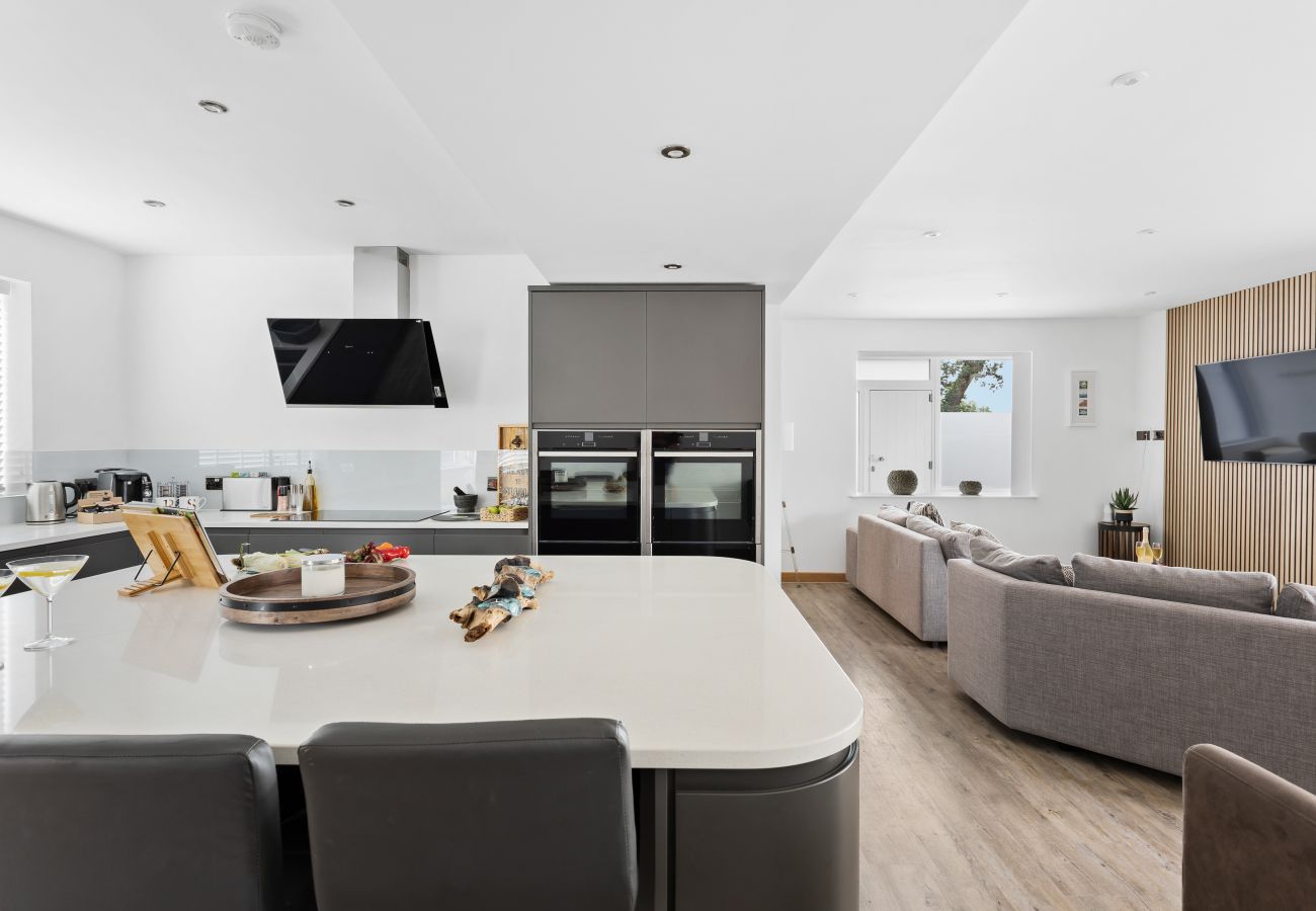 Casa a Bishopsteignton - Greenacre – Contemporary 5-Bedroom Devon Hideaway with Gardens & Parking