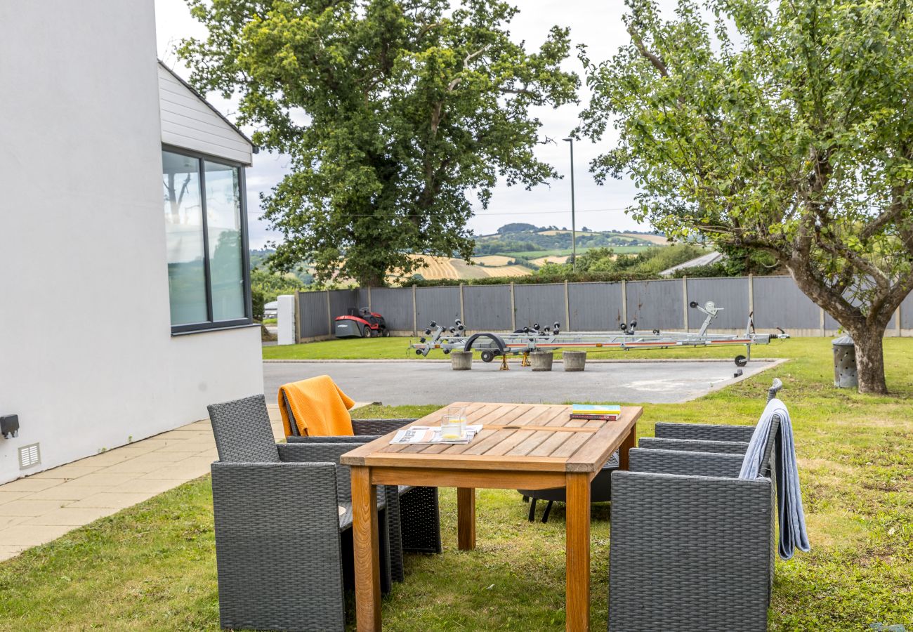 Casa a Bishopsteignton - Greenacre – Contemporary 5-Bedroom Devon Hideaway with Gardens & Parking