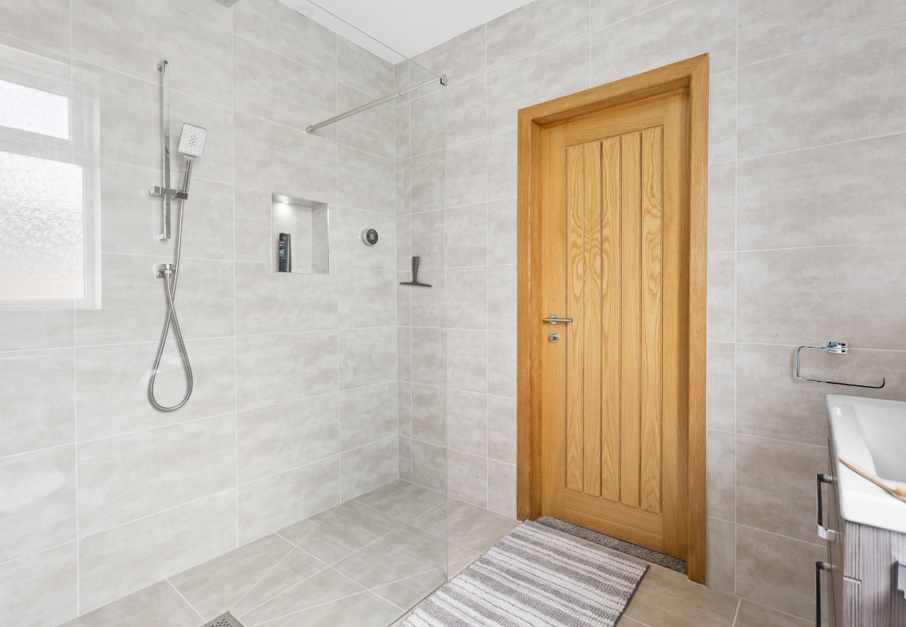 Casa a Bishopsteignton - Greenacre – Contemporary 5-Bedroom Devon Hideaway with Gardens & Parking