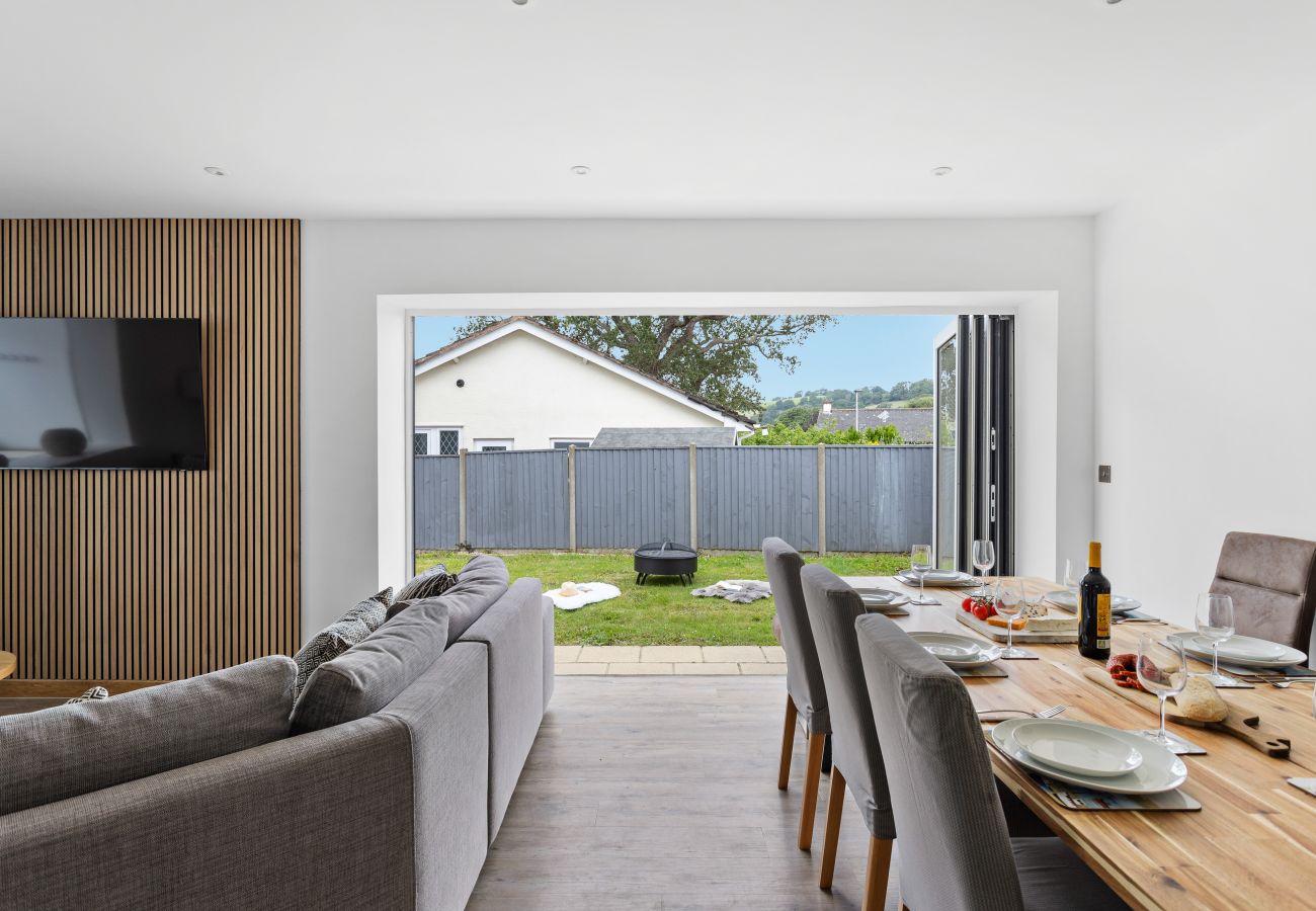 Casa a Bishopsteignton - Greenacre – Contemporary 5-Bedroom Devon Hideaway with Gardens & Parking