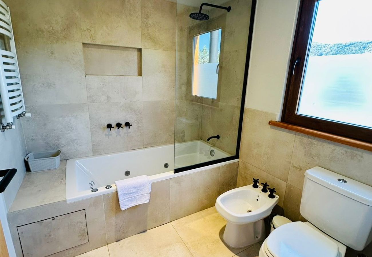 Casa a San Carlos de Bariloche - ARE11 INCREIBLE CASA EN ARELAUQUEN CON VISTAS A LOS CERROS CATEDRAL, OTTO Y VENTANA 