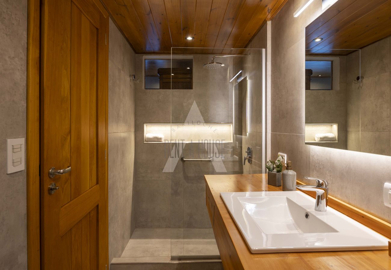 Casa a San Carlos de Bariloche - HUAPI48C | Villa exclusiva sobre el Nahuel Huapi con HOT TUBE