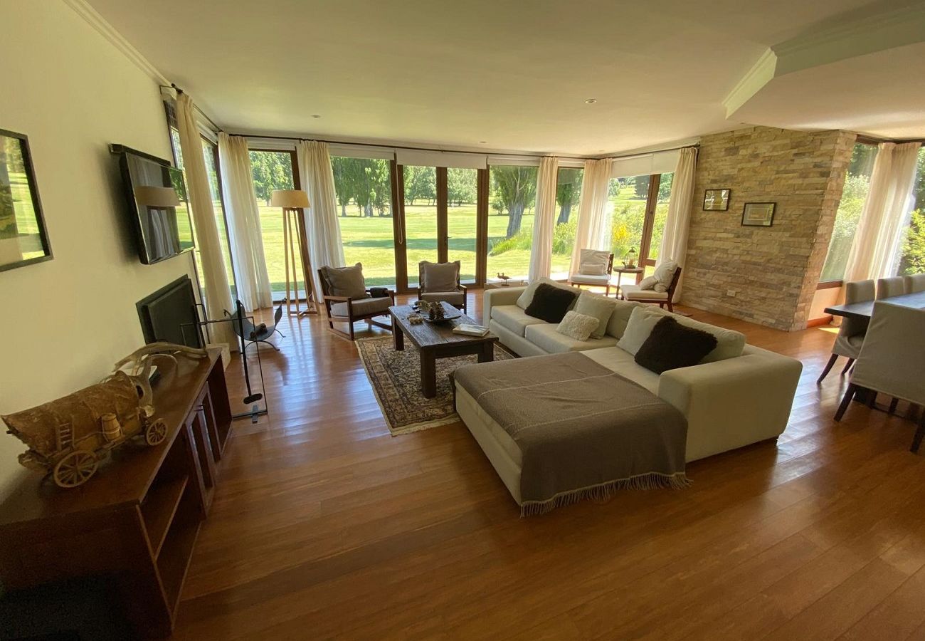 Casa a San Carlos de Bariloche - ARE53 CASA MODERNA, MUY CÓMODA Y CON SALIDA DIRECTA A LA CANCHA DE GOLF