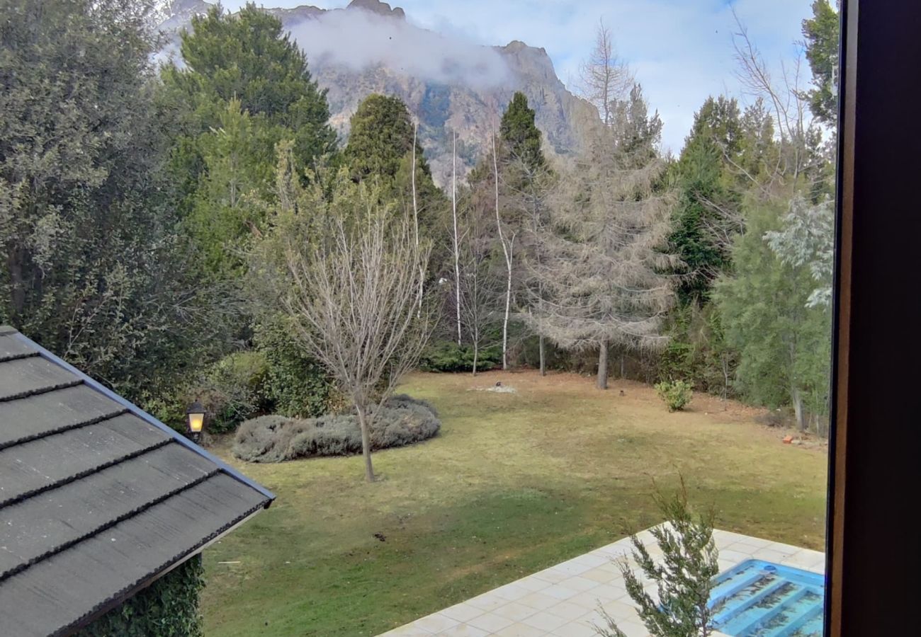 Casa a San Carlos de Bariloche - ARE55 ESPECTACULAR CASA CON QUINCHO INTEGRADO Y PILETA CLIMATIZADA