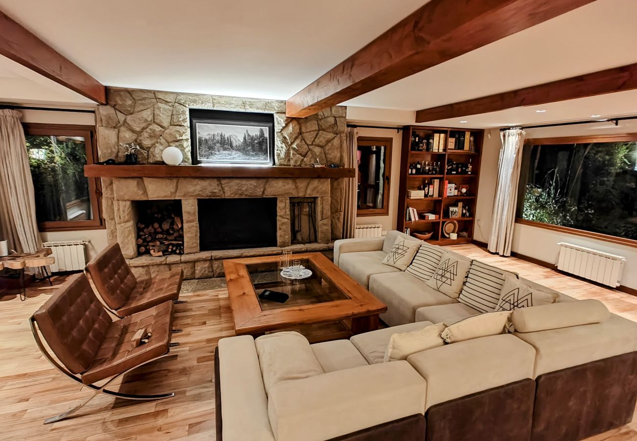Casa a San Carlos de Bariloche - ARE55 ESPECTACULAR CASA CON QUINCHO INTEGRADO Y PILETA CLIMATIZADA