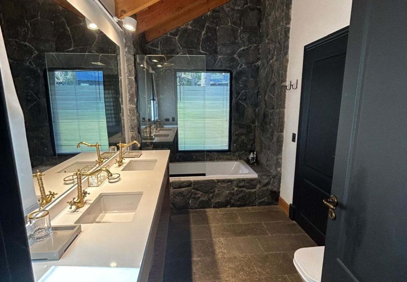 Casa a San Carlos de Bariloche - ARE21 CASA DE MONTAÑA CON VISTA AL LAGO EN ARELAUQUEN