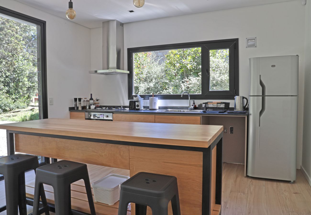 Casa a San Carlos de Bariloche - CAS04 Nueva y cómoda casa de diseño ubicada en tranquilo barrio privado a 6 km del centro
