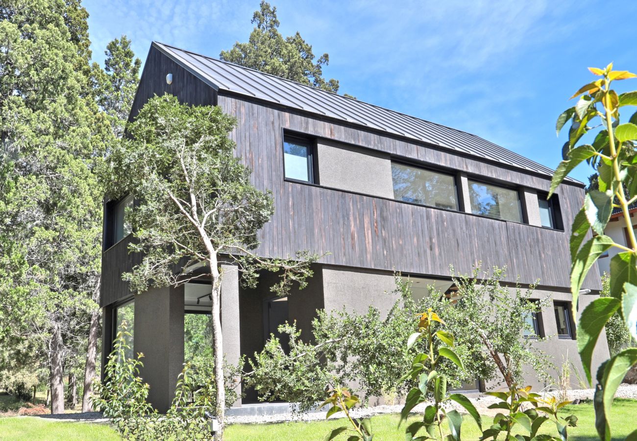 Casa a San Carlos de Bariloche - CAS04 Nueva y cómoda casa de diseño ubicada en tranquilo barrio privado a 6 km del centro