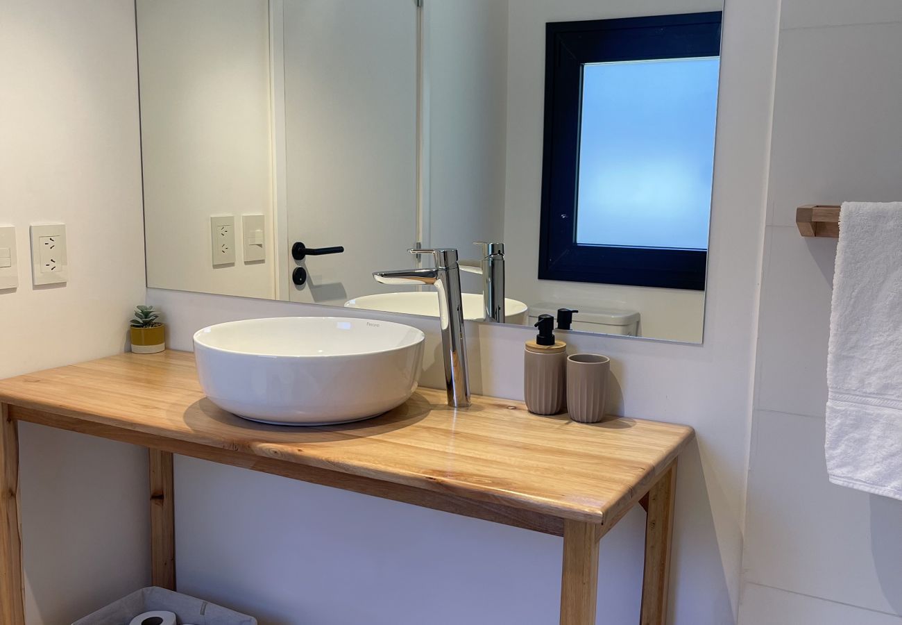 Casa a San Carlos de Bariloche - CAS04 Nueva y cómoda casa de diseño ubicada en tranquilo barrio privado a 6 km del centro