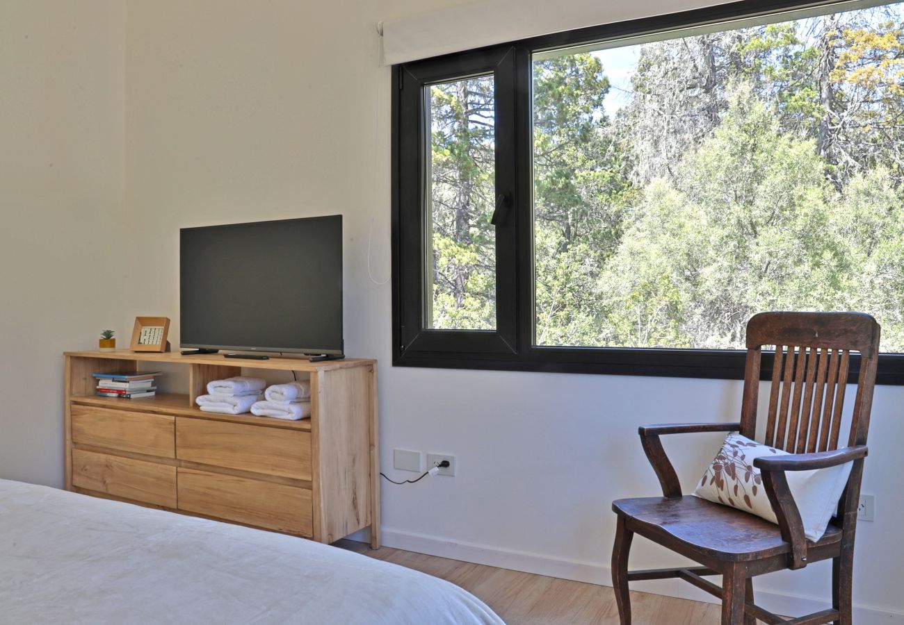 Casa a San Carlos de Bariloche - CAS04 Nueva y cómoda casa de diseño ubicada en tranquilo barrio privado a 6 km del centro
