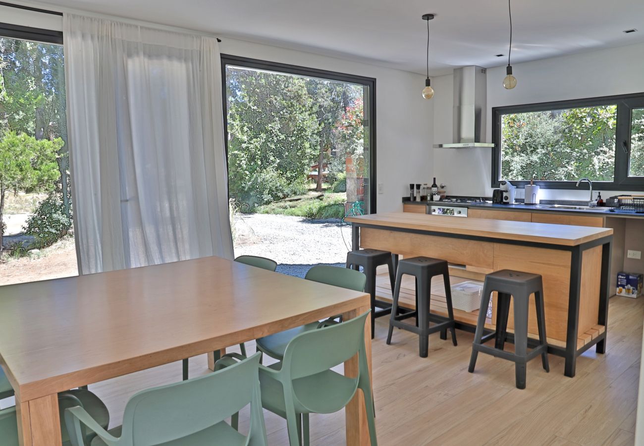 Casa a San Carlos de Bariloche - CAS04 Nueva y cómoda casa de diseño ubicada en tranquilo barrio privado a 6 km del centro