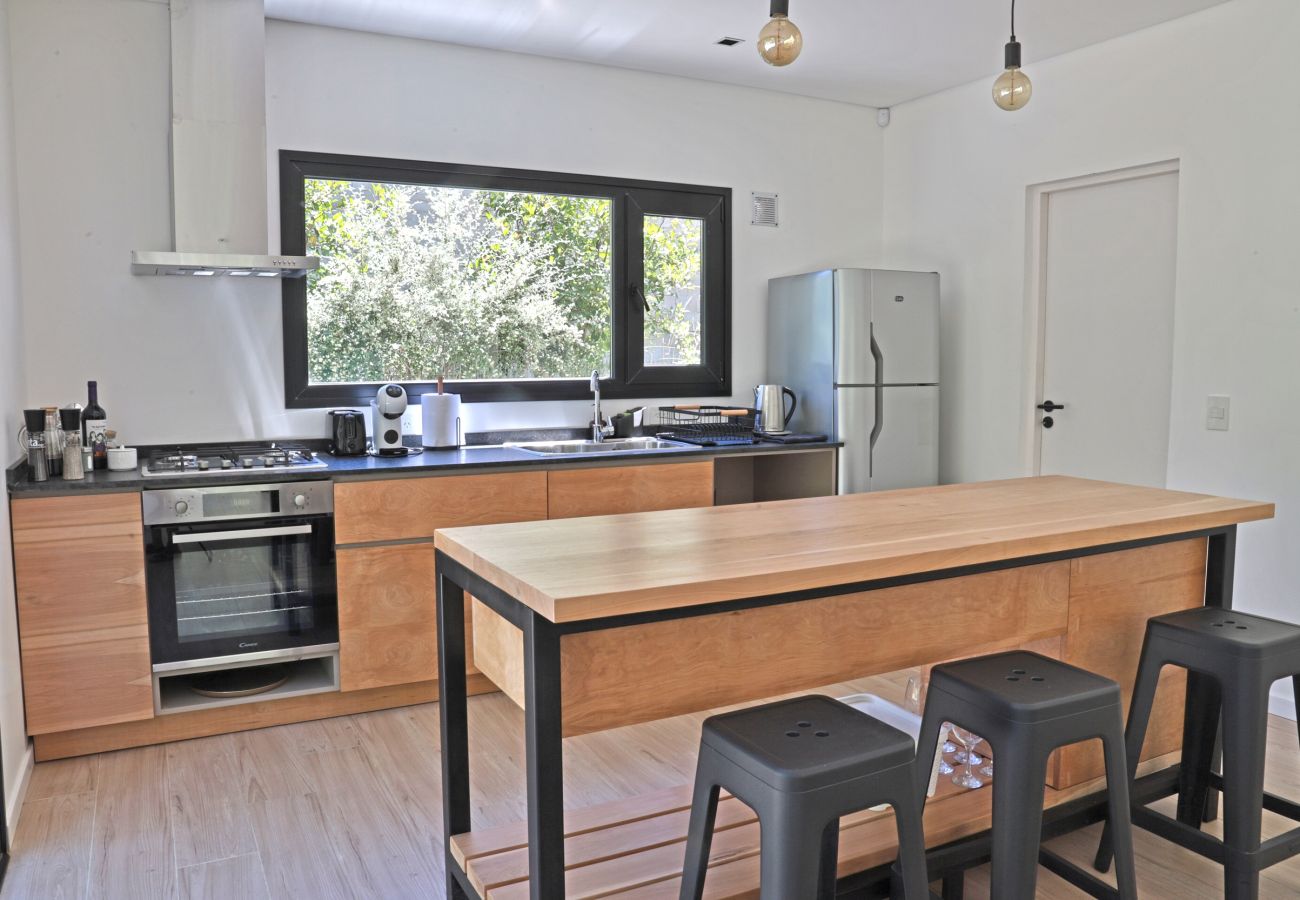 Casa a San Carlos de Bariloche - CAS04 Nueva y cómoda casa de diseño ubicada en tranquilo barrio privado a 6 km del centro