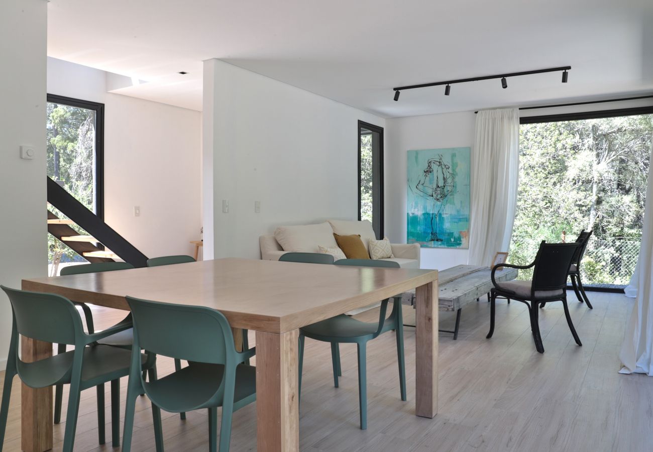 Casa a San Carlos de Bariloche - CAS04 Nueva y cómoda casa de diseño ubicada en tranquilo barrio privado a 6 km del centro