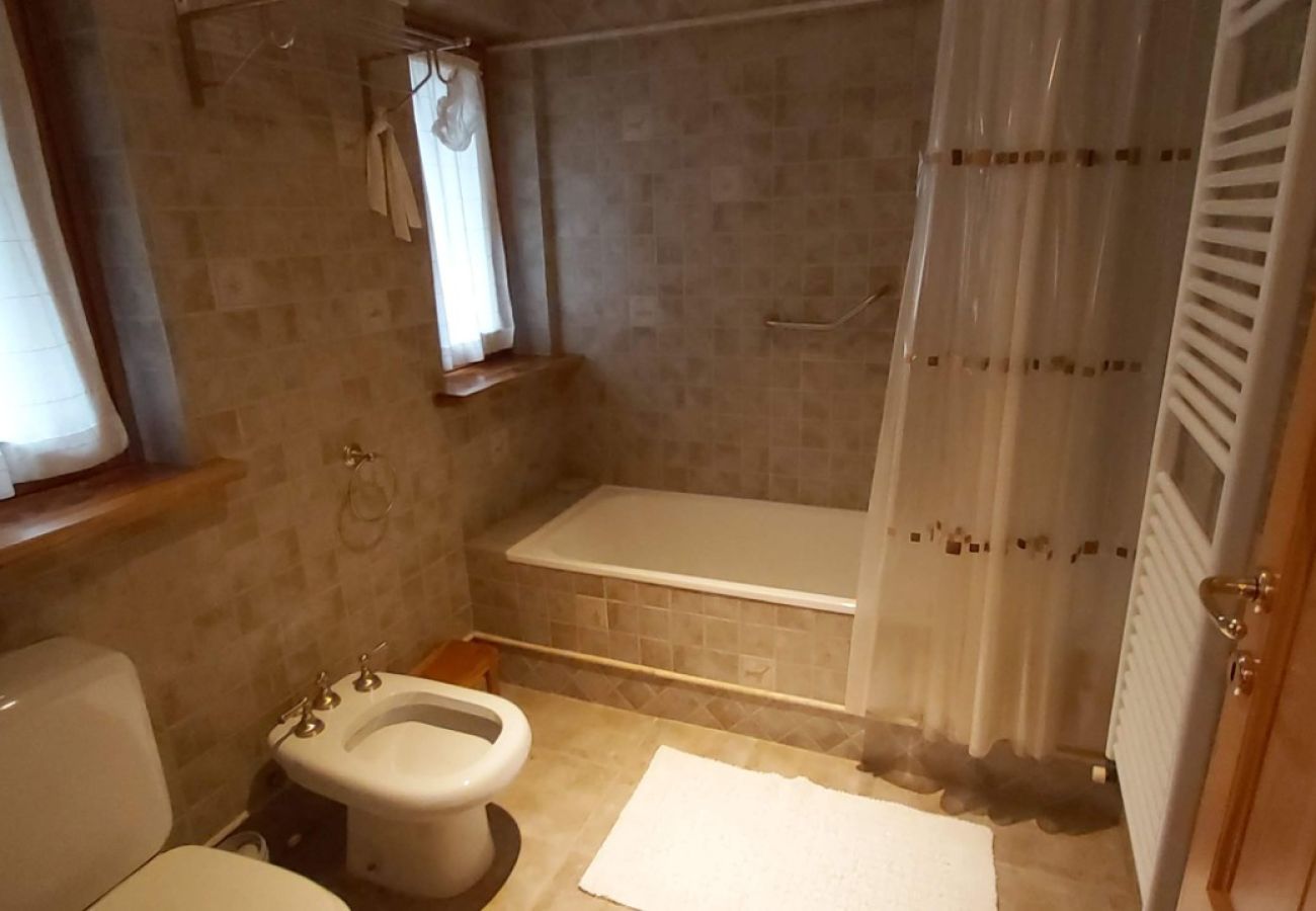 Casa a San Carlos de Bariloche - ARE63 ESPECTACULAR CASA CON VISTA AL LAGO EN ARELAUQUEN