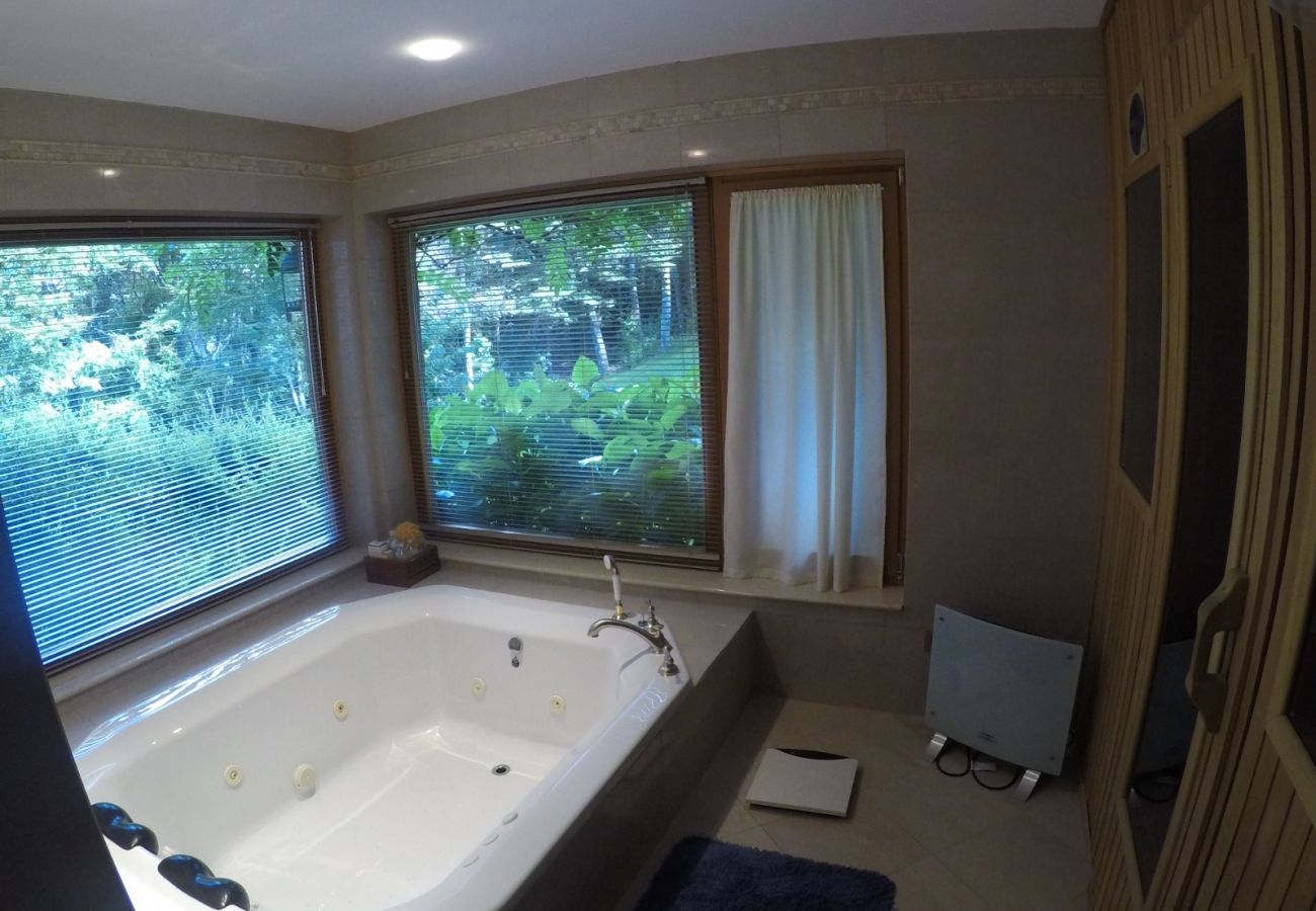 Casa a San Carlos de Bariloche - ARE63 ESPECTACULAR CASA CON VISTA AL LAGO EN ARELAUQUEN