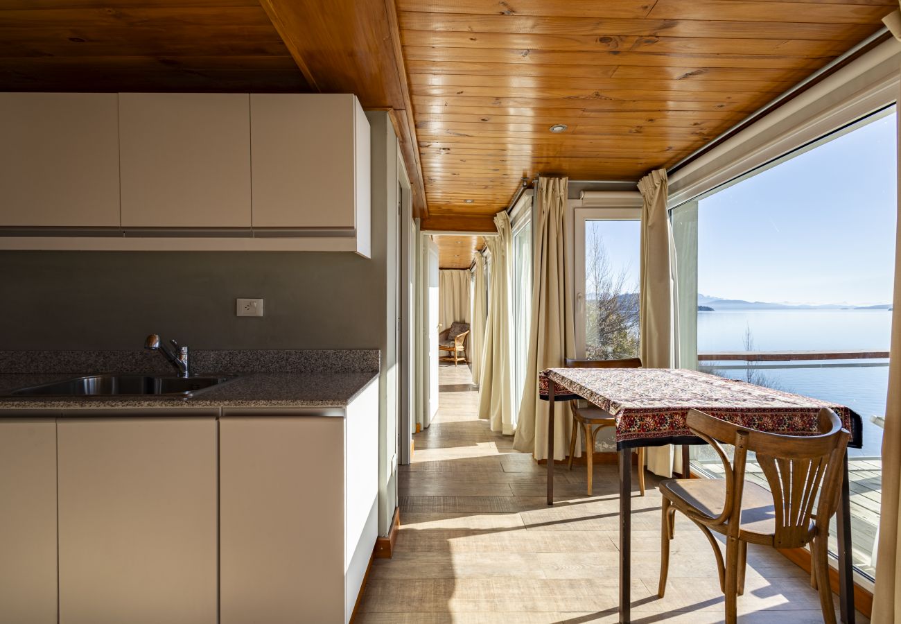 Baita a San Carlos de Bariloche - HUAPI23 - SOÑADA CASITA SOBRE EL LAGO.